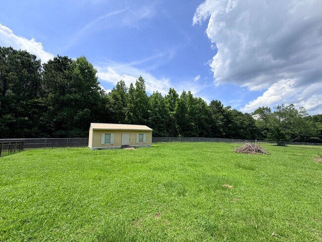 Building Photo - 7810 W Lakeshore Dr