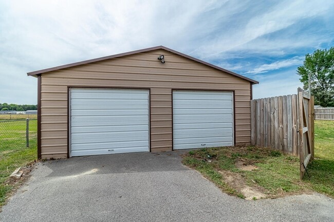 Building Photo - WELCOME HOME! 3 BR | 2 BA Home in Pikevill...