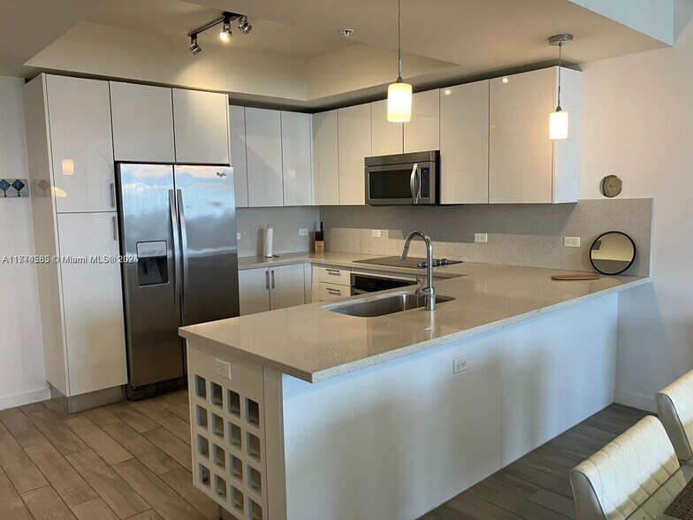 Building Photo - 999 SW 1st Ave