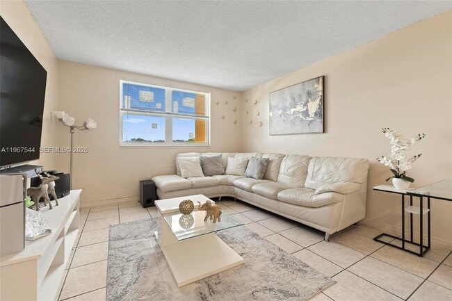 Building Photo - 606 W 81st St