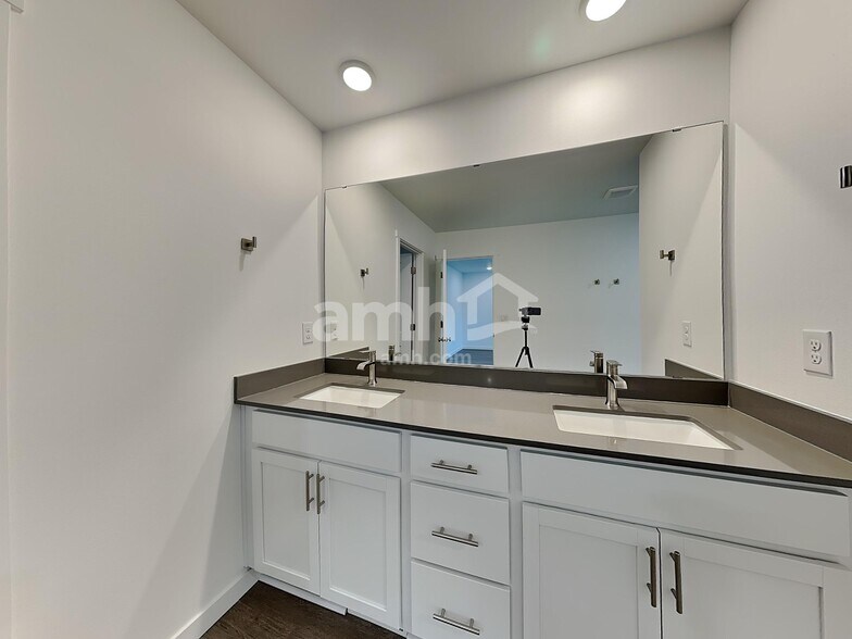 Building Photo - 5036 Washington St SE