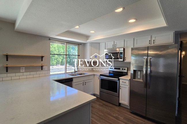 Building Photo - Spacious 3BD/2BA Yakima Home w/ Fireplace, Fenced Yard & 2-Car Garage – $500 Move-In Special