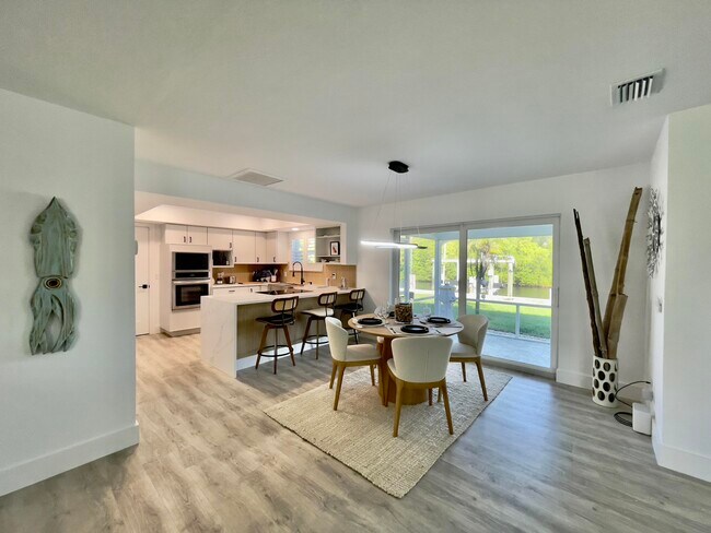 Building Photo - 8585 SE Palm St