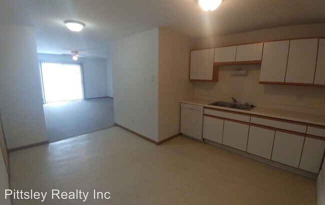 Building Photo - 3 br, 3 bath Apartment - 1107 Regent Drive