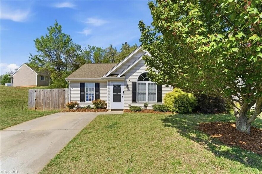 Building Photo - 11 Franklinwood Dr