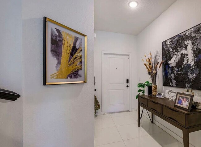 Building Photo - 3 Bedroom 2.5 Bathroom Townhome with 2 Car Garage and Fenced Patio!**ASK ABOUT MOVE IN SPECIAL**