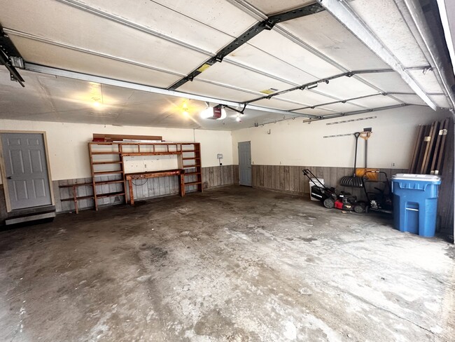 Building Photo - 9403 Lakeside Trl