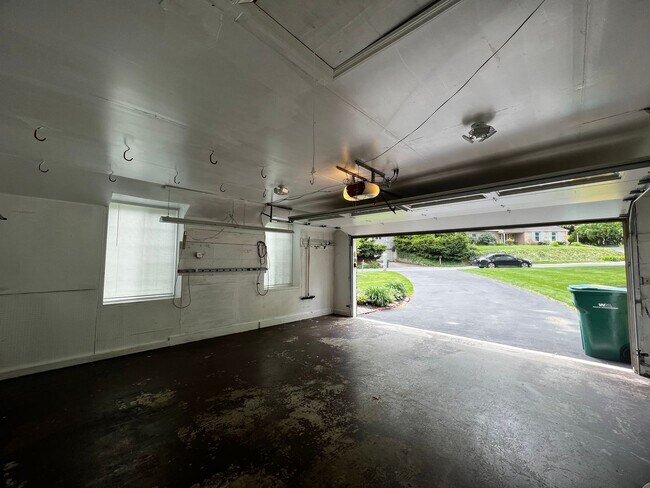 Building Photo - 75 Plymouth Cir