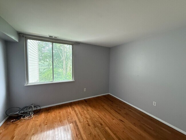 Building Photo - 2 Bedroom, 1.5 Bath, Pet Friendly Gas Heat Outside porch