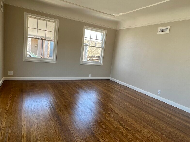 Building Photo - 228 E 17th St