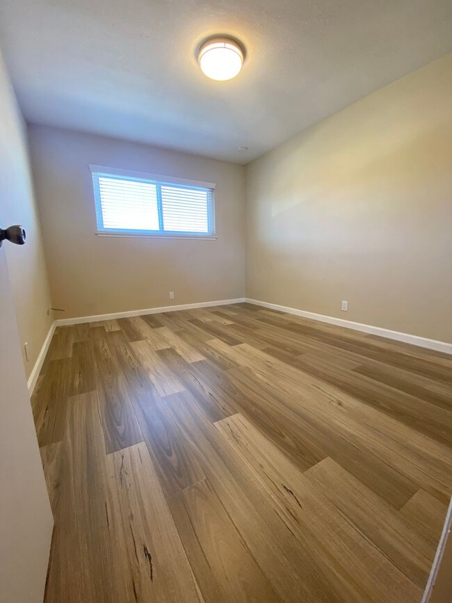 Building Photo - 10350 Leola Ct