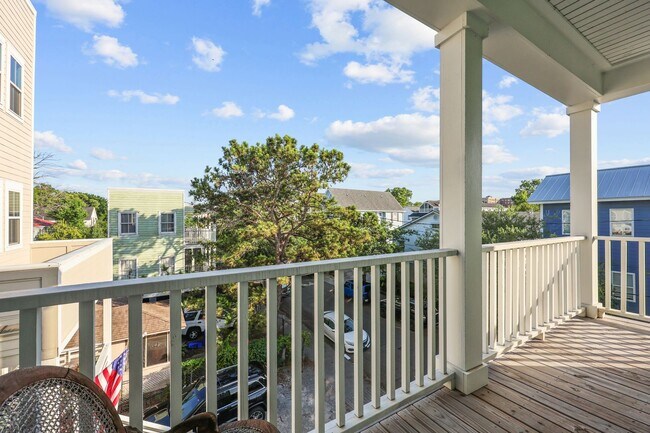 Building Photo - Elevated Charleston Charmer