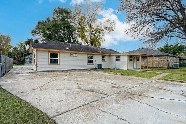 Building Photo - 513 Barkley St