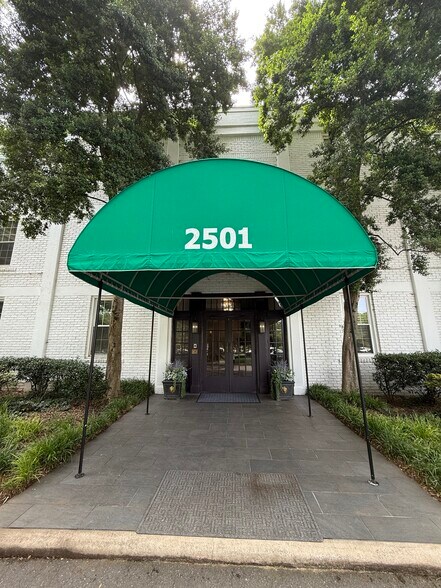 Building Photo - 2501 Roswell Ave