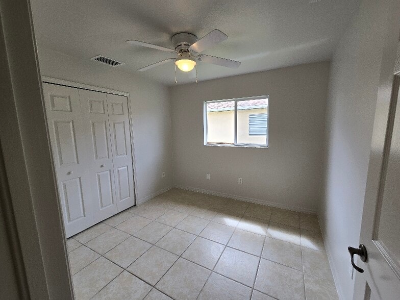 Building Photo - 518 SE 5th Pl