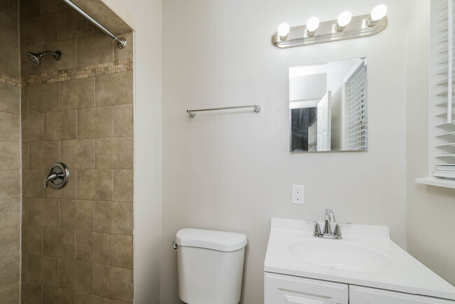 Building Photo - Charming 3-Bedroom Home Near Downtown Jack...