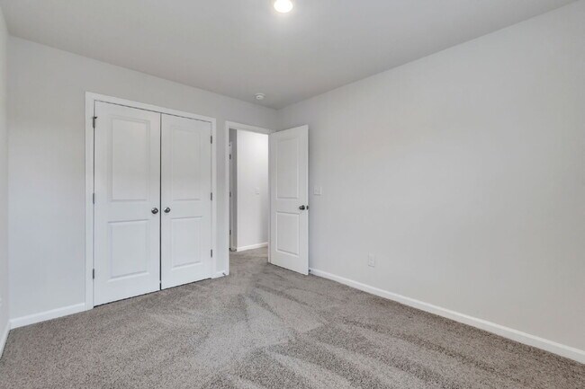 Building Photo - Beautiful 3 Bedroom / 2.5 Bath Townhome with Patio & Community Amenities $1,725/mo rent