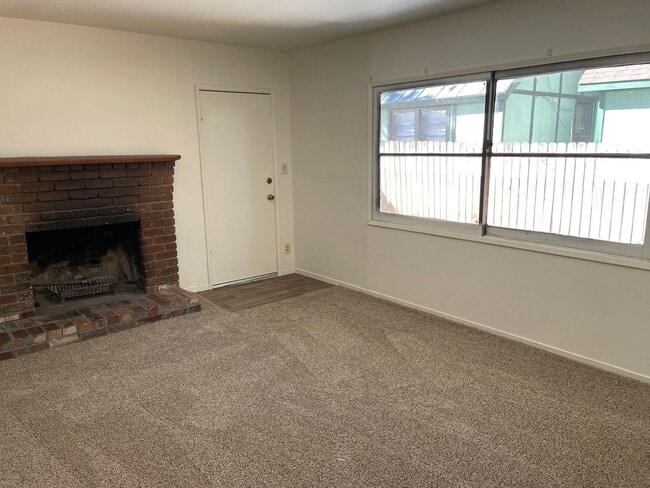 Building Photo - 1049