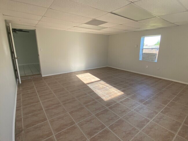 Building Photo - 1010 Alladin Dr