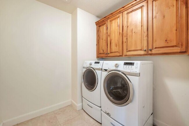 Building Photo - Beautiful Townhouse w attached 2 car garage in Orem