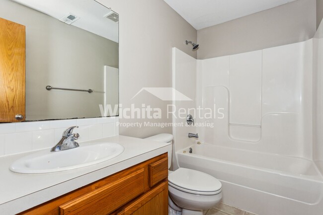 Building Photo - ****$500 off first months rent**** 3 bedro...