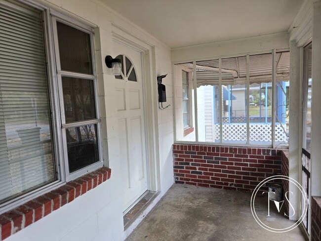 Building Photo - 816 W 48th St