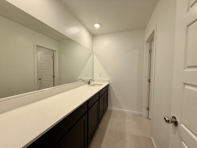 Building Photo - 3 BED 2.5 BATH 2 BALCONY 2 CAR GARAGE TOWNHOUSE IN HENDERSON FOR RENT!!