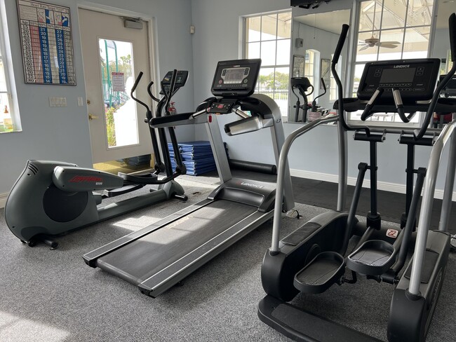 Building Photo - 417 SW Blue Spring Ct