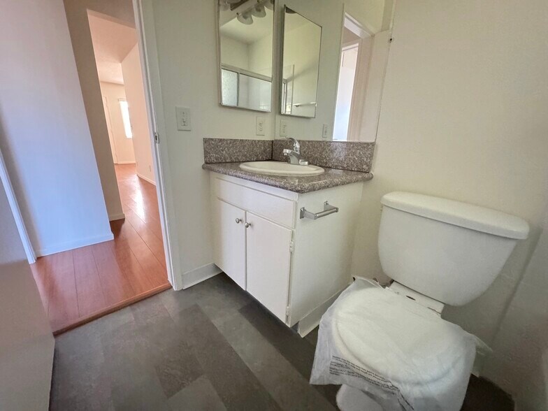 Building Photo - 447 W Elk Ave