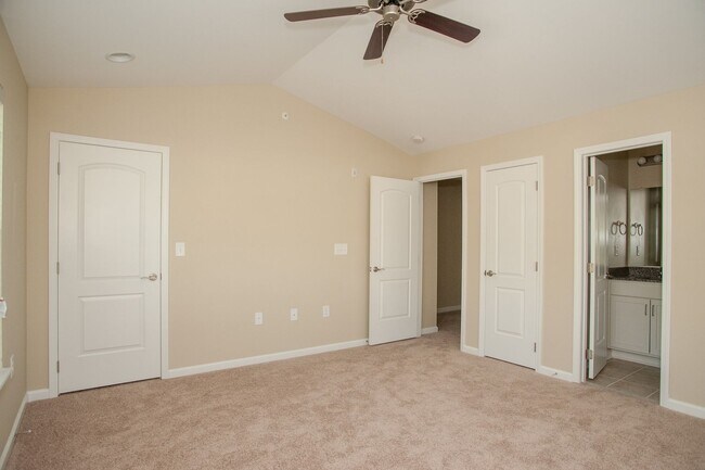 Building Photo - 3 Bedroom Townhouse Style Apartments END U...
