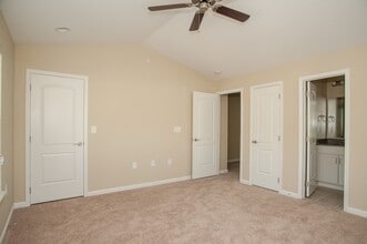 Building Photo - 3 Bedroom Townhouse at the Woodlands - END UNIT * only $500 deposit - End Unit