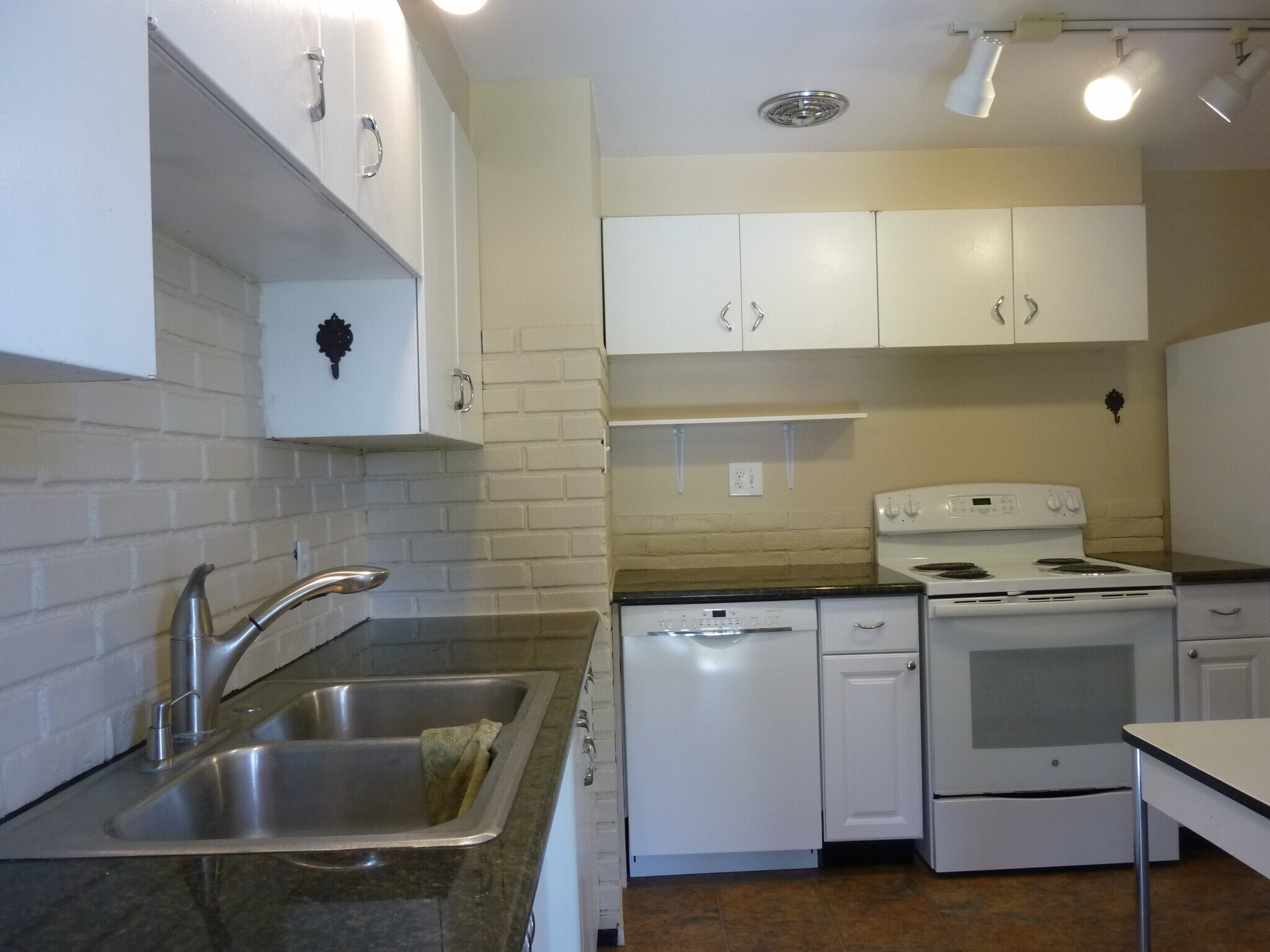 Building Photo - 1211 W Dalke Ave