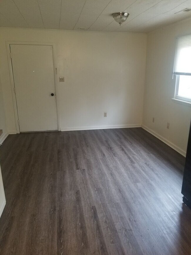 Building Photo - 3- Bedroom & 1- Bath