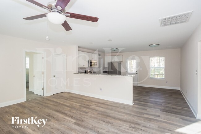 Building Photo - 628 E Ketchie St