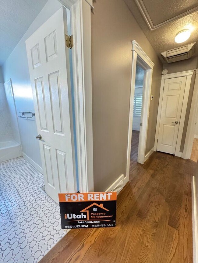 Building Photo - 4 bed 2 bath 2 car garage. Dog Friendly