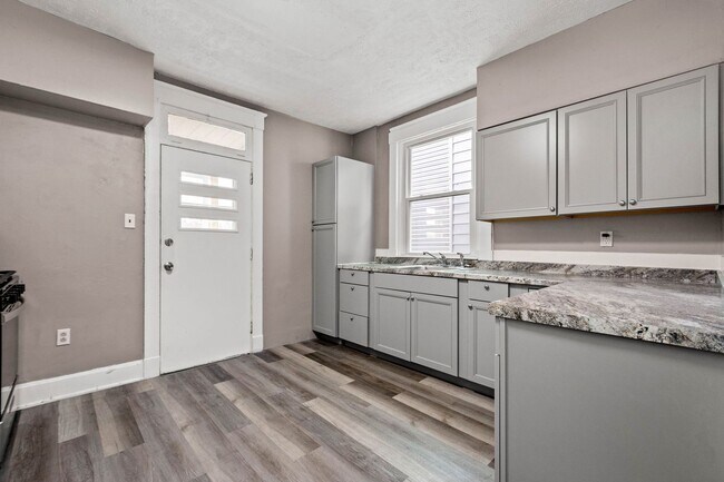 Building Photo - SCORE 1ST MONTH'S RENT FREE IF SIGNED BY MAY 8! Stunning 3 bedroom home in Aliquippa available Ju...