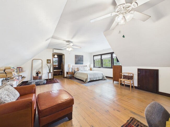 Building Photo - COMING SOON! Charming Cottage in the Center of Town