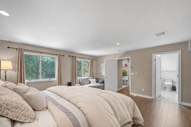 Building Photo - 926 Norgate Dr