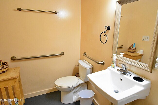 Building Photo - 1119 Queen St