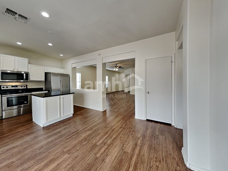 Building Photo - 12930 W Clarendon Ave