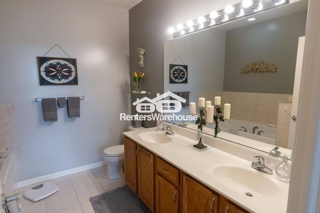 Building Photo - 3872 S Lake Dr