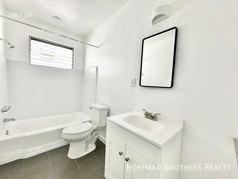 Building Photo - 318 S Mariposa Ave