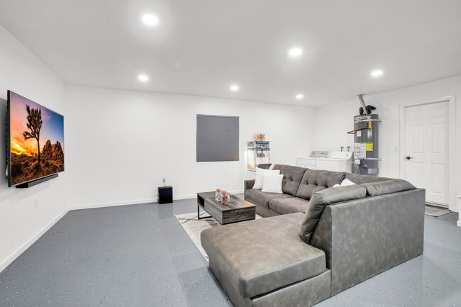 Building Photo - Western Hills Estate home/ 3 bedroom/ 2 ba...