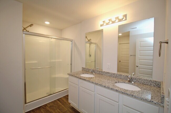 Building Photo - 4-Bedroom Rental in Lakeshore Preserve – Open Floor Plan, Screened Patio, and 2-Car Garage