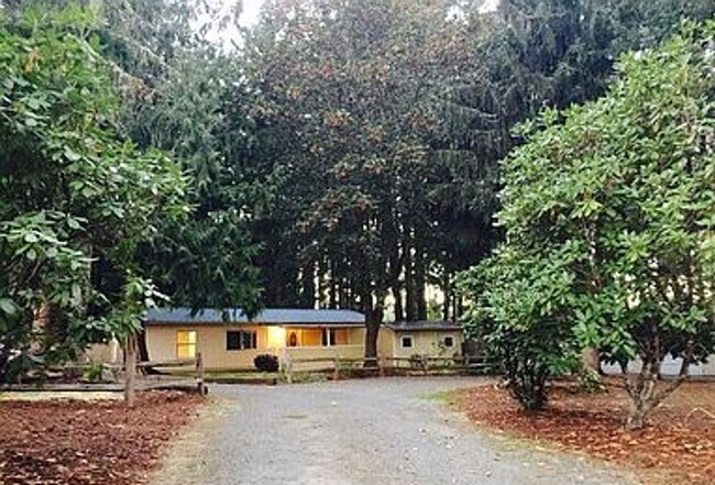 Building Photo - Country Living !  Huge lot !  3 bedroom an...