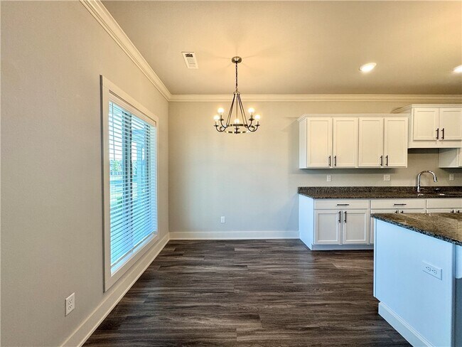 Building Photo - 832 NE Hts Ln