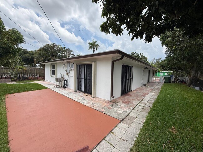 Building Photo - 2650 SW 13th Ave