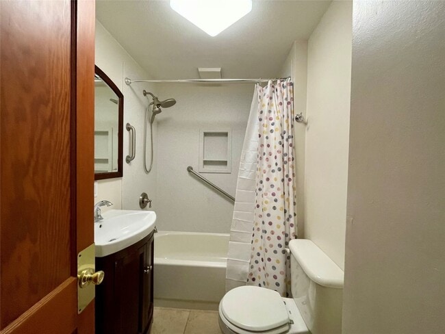 Building Photo - 206 E Edwards St