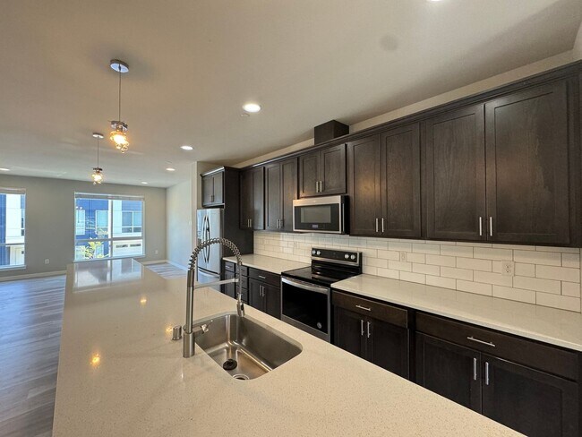 Building Photo - 3B/3B cozy townhome