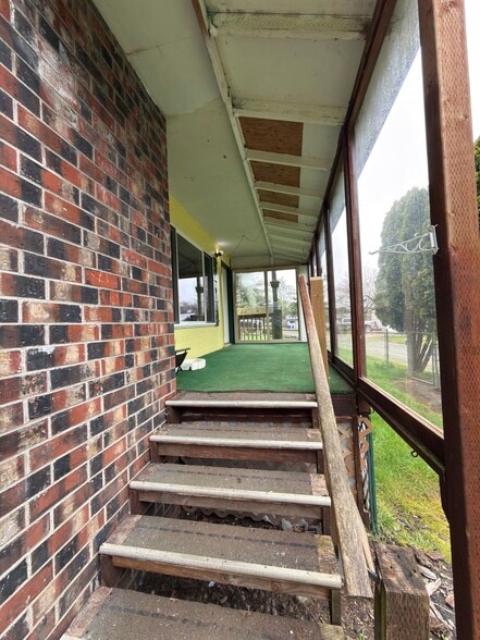 Building Photo - 2547 NE Holmes Rd